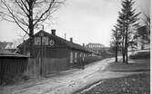 Sven Eriksonsgatan vid Krokshall från norr med gamla fattighuset t.v. år 1927.