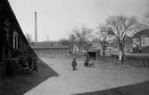 Gårdsinteriör från gamla fattighuset i kvarteret Guldfisken på Krokshall år 1927.