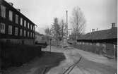 Sven Eriksonsgatan norrut med gamla fattighuset i kvarteret Guldfisken t.h. år 1927.