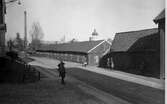 Sven Eriksonsgatan vid Krokshall norrut med gamla fattighuset t.h. år 1927.