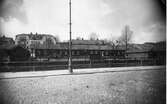 Krokshall från Västerbrogatan med gamla fattighuset i mellanplanet år 1927.