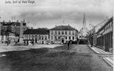 Stora Torget med Obelisken och kvarteret Justitia i fonden omkring år 1908.