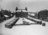 Hälften av stadens bussar upställda på Stora Torget den 5:e mars år 1933.