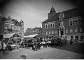 Stora Torget med torghandel år 1929. T.h Rådhuset i kvarteret Justitia.