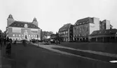 Stora Torget mot öster med Rådhuset i kvarteret Justitia i fonden år 1931.