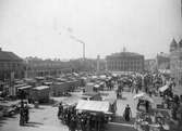 Stora Torget med torghandel. Gamla rådhuset revs i oktober 1911. Det är bankpalatset för Borås Enskilda Bank som syns i bakgrunden.