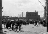 Stora Torget med torghandel från Torggatan med kvarteret Mercurius i mellanplanet år 1922.