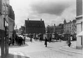 Stora Torget med torghandel från Stora Brogatan med kvarteret Mercurius i mellanplanet år 1922.