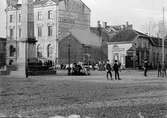 Rivning av Victor Rydins gamla hus i kvarteret Jason vid Stora Torget under 1890-talets början.