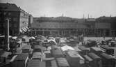 Stora Torget mot söder med AB Bröderna Anderson i kvarteret Nessus år 1929 med pågående torghandel.