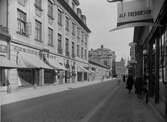 Stora Brogatan mot öster med kvarteret Mars t.h. år 1933 och Wahlströms konditori t.v.