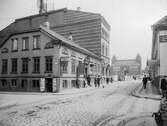 Stora Brogatan österut med kvarteret Medea t.v. inhysande bl.a. vin och ost butik och biografen Fenix år 1914.