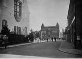 Stora Brogatan från Västerlånggatan österut med Rådhuset i fonden år 1929.