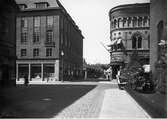 Stora Brogatan västerut med Borgströms Bokhandel t.v. och varuhuset Continental t.h. år 1930.