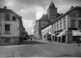 Österlånggatan mot norr från Lilla Brogatan med Björsells Pappershandel t.h. år 1925.