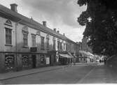 Österlånggatan mot söder med Borås Tekniska Affär i kvarteret Charon t.v. år 1925.