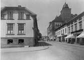 Österlånggatan mot norr med Lindskogs Bokbinderi i kvarteret Pan t.v. och Björsells Pappershandel t.h. omkring år 1920.