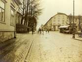 Österlånggatan norrut med Hötorget och John Wolds Bokhandel t.h. år 1916.