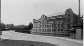 Västerbrogatan med Borås Wäveri AB i kvarteret Guldfisken t.h. år 1924.