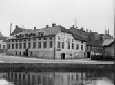 Pensionat K.F.U.M. i kvarteret Galatea år 1910. Stöphus byggt 1827 av kammarherre Uggla på Brinks tomt (Brink lär ha byggt först efter branden 1822). Huset klarade branden 1827 men byggdes då om enligt stöpmodellen. 1913 byggde Kungliga Telegrafstyrelsen på denna tomt.