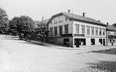 Hörnet Lilla Brogatan x Österlånggatan med Rudells Färgbutik i kvarteret Pomona år 1914.