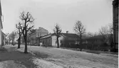 Lilla Brogatan med kvareteret Idun i fonden år 1924.