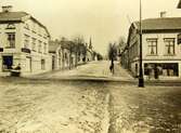 Lilla Brogatan österut från Österlånggatan med Björsells Tryckeri t.h. och med Rudells färgaffär i kvarteret Pomona t.h. år 1917.