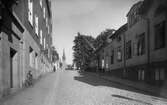 Stora Brogatan österut med polisstationen i Rådhuset t.v. år 1927.