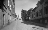 Stora Brogatan österut med polisstationen i Rådhuset t.v. år 1927.