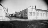 Korsningen Stora Brogatan österut Sandgärdsgatan med kvarteret Tor t.h. år 1928.