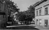 Södra Kyrkogatan västerut med hötorget och kvarteret Karon t.h. år 1931.