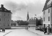 Åsbogatan västerut med Läroverket och kvarteret Ärlan t.v. år 1922.