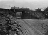 Viadukten över Byttorpsvägen (Alingsåsvägen) ombyggs år 1927.