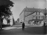 Österlånggatan norrut från Yxhammarsgatan med kvarteret Askilapius t.v. år 1929.