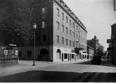 Österlånggatan söderut med Grand-Hotell i kvarteret Apollo t.v. år 1930.