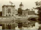 Nybroplatsen med kvarteret Bachus (gamla Borås Tidning) cirka år 1906.