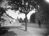 Yxhammarsgatan från Österlånggatan mot öster med kvarteret Bellona t.h. år 1929.