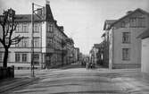 Torstensonsgatan mot norr vid Berzeliigatan med kvarteret Hämplingen t.v. år 1927.