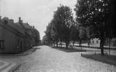 Yxhammarsgatan västerut från Stengärdsgatan med kvarteret Frej t.v. år 1927.