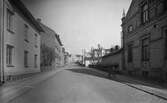 Berzeliigatan österut från Sturegatan med kvarteret Korsnäbben t.h. år 1928.