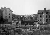 Kvarteret Garvaren med Norrby Snickerifabrik i mellanplanet och med Norrbyskolan i nord västra hörnet vid horisonten sett från öster år 1929.