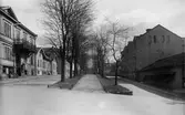 Allégatan söderut från Järnvägsgatan med kvarteret Balder t.v. år 1927.