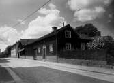 Järnvägsgatan västerut med kvarteret Sandgärdet (Gröne Vallen) år 1925. Gröne Vallen flyttades till Frufällan. Ägarinnan var mormor/farmor till advokat F. Lindgren som äger fastigheten på Järnvägsgatan idag.