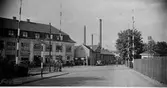 Österlånggatan (numera Järnvägsgatan) mot norr med kvarteret Simonsland t.v. år 1929.