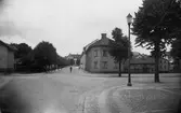 Korsningen Järnvägsgatan - Kungsgatan omkring år 1930. Huset i fonden är det gamla infektionssjukhuset.