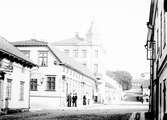 Torggatan från väster med gamla Stadshäktet i fonden år 1889.