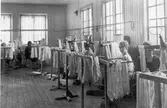 Interiör från Konstsilke omkring år 1920. På bilden pågår s.k. haspling av pasmor (härvor). Konstsilke startades år 1918.