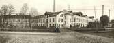 Wiskaholms fabrik, Borås Wäfveri AB. T.h. om bron uppfördes 1914 en kontors och lagerbyggnad, mellan den gamla byggnaden och Viskan.