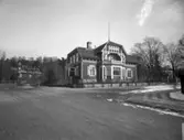 Bankdirektör Hedenlunds villa vid Fabriksgatan - Sparregatan. I bakgrunden till vänster syns Villa Solbacken, sedan ungdomsgården Rockborgen.