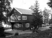 Fabrikör Ernst Lundbergs villa vid Öresjö.

Fabrikörerna i Borås byggde sina sommarvillor längs Öresjös stränder. Populära lägen var Skogsryd, Frufällan och Sparsör. Närheten till Herrljungabanans hållplatser gjorde resan till sommarnöjet bekvämt. Många villor finns kvar än idag, nu omgjorda för åretruntbruk.

Villorna byggdes stora och i, för sin tid, moderna stilar. Schweizerstilen var mycket omtyckt med sina sirliga trädekorer, men också den mer robusta nationalromantiska stilen var på modet.

Erns Lundberg ägde Lundbergs färgeri i nuvarande (2008)Stadsparken. Han föredrog den nationalromantiska stilen när han på tidigt 1900-tal byggde sitt sommarhus i Sparsör.